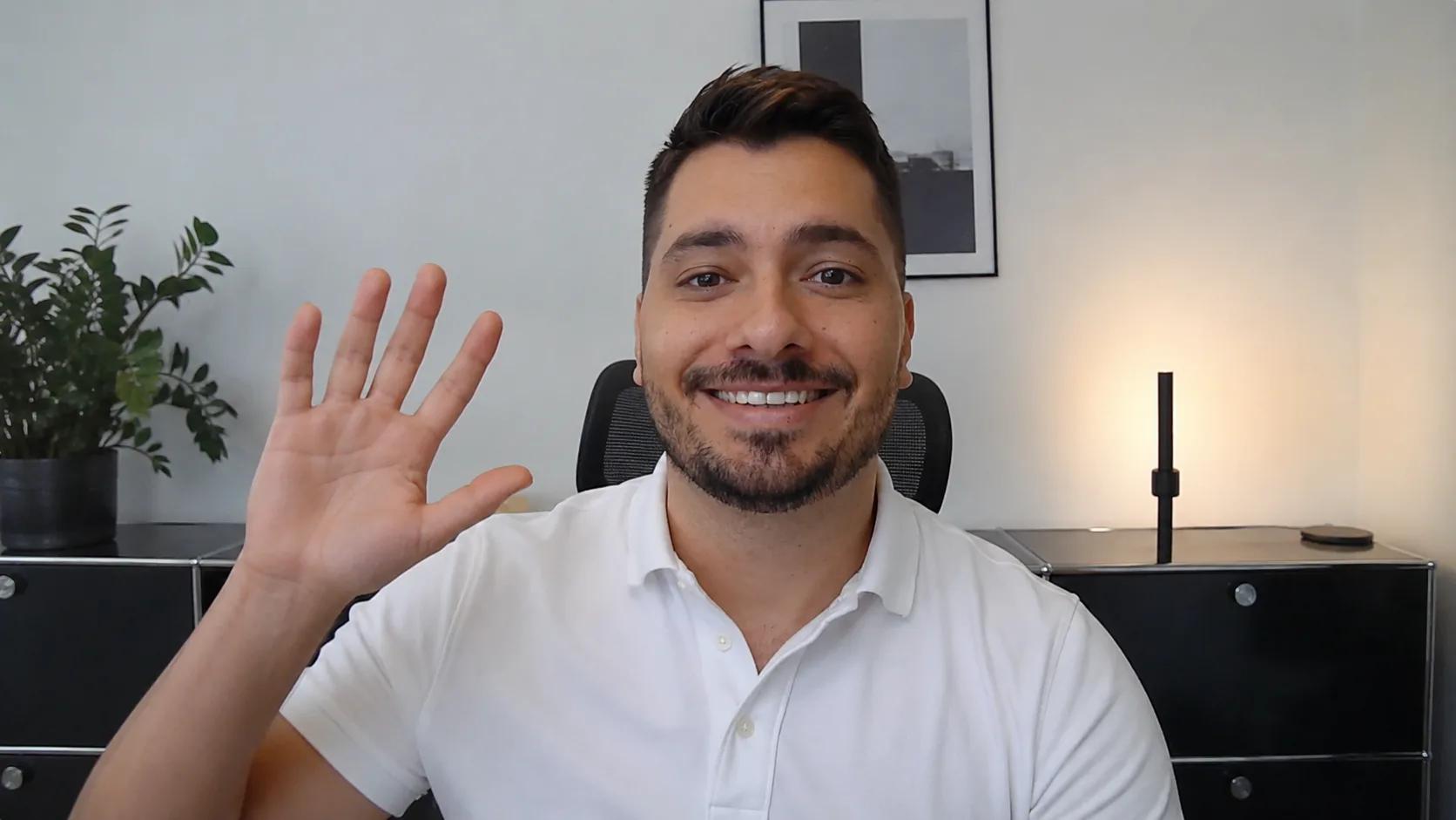 Vorschaubild eines Outreach-Videos: ein Mann winkt freundlich in die Kamera